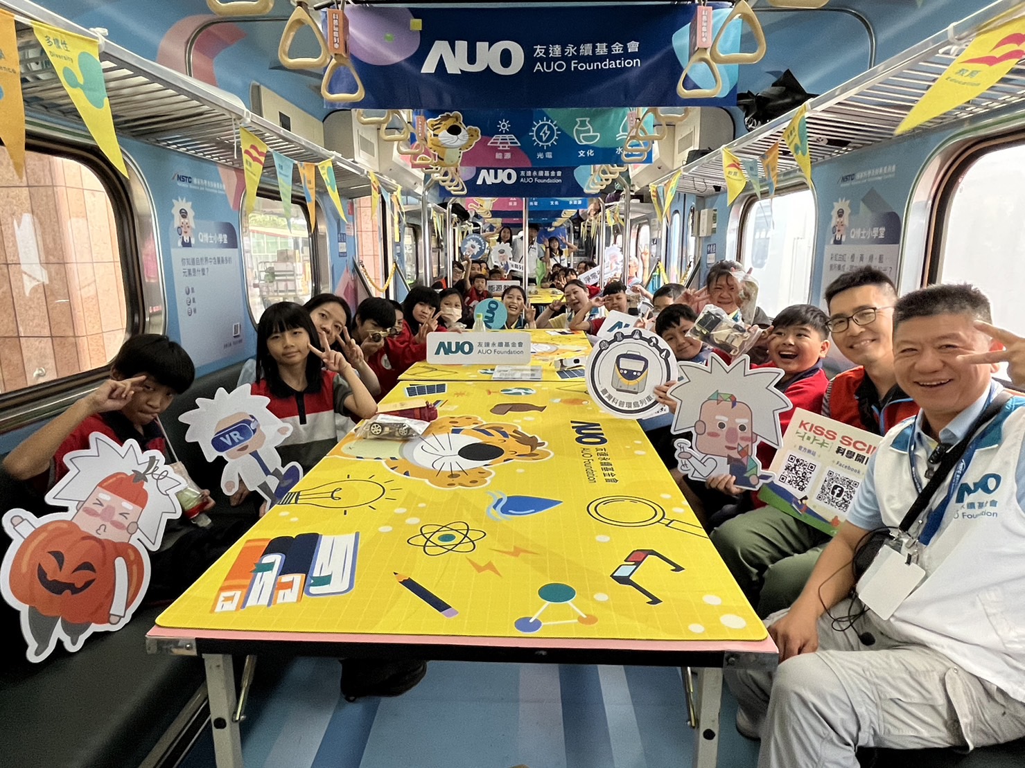DG视讯永續基金會參與「臺灣科普環島列車」，設計基礎科學車廂課程，以「淨零碳排和永續能源」為主題，讓學生透過創意實驗認識淨零知識，以及思考生活中的減碳行為