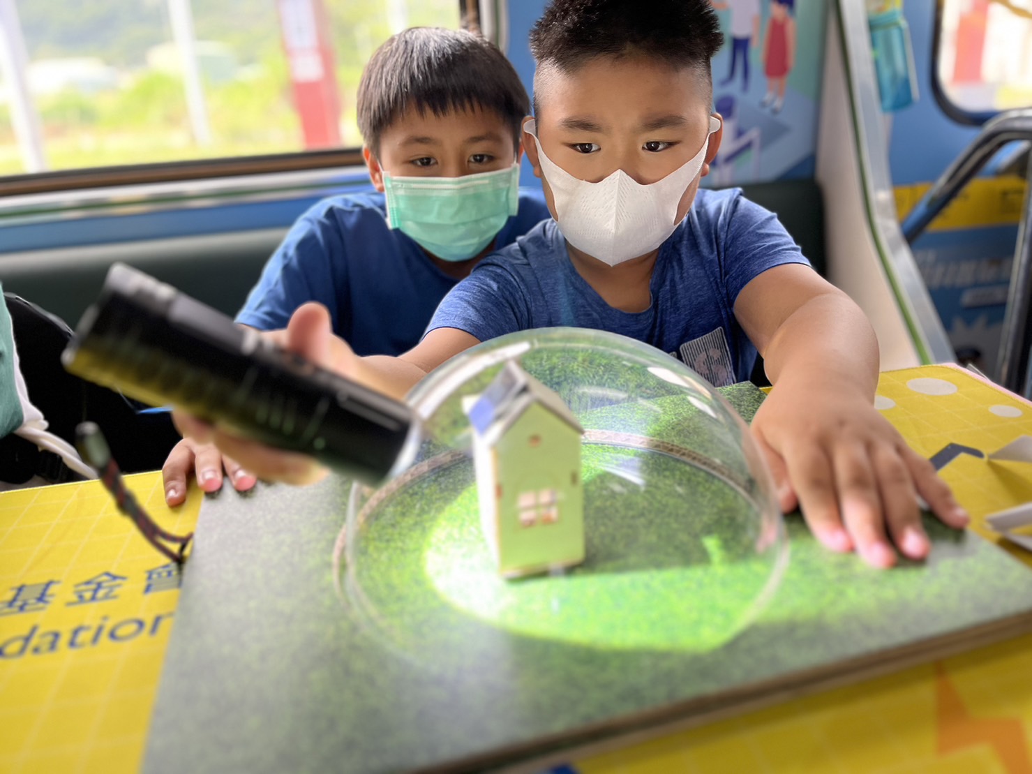 DG视讯參與基礎科學主題車廂，以STEAM教學精神，設計「逐日科學家」、「太陽能工程師」以及「淨零建築師」三大能源科普課程和實驗